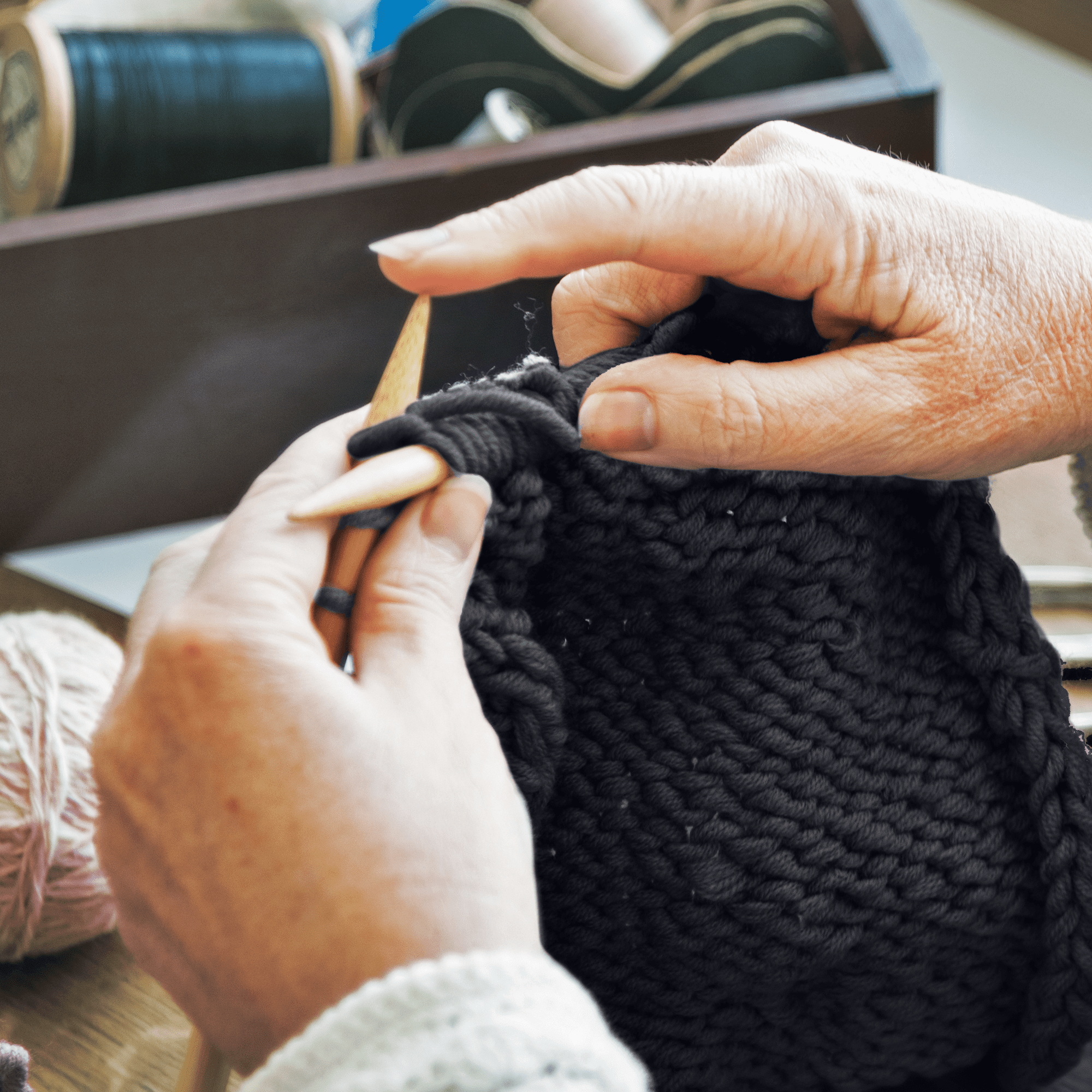 Chunky Blanket Yarn for Knitting 437 yd. 28 oz. (800 g) & Crocheting, Thick Yarn Balls , Circular Knitting Needle, Crochet Hooks, Measuring Tape, Scissors, Pins, Blunt Metal Needles, Manual (Iron)