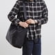 thumbnail image 4 of Bolso grande de nailon para mujer | Bolso bandolera impermeable de 35 l para el trabajo, la escuela, el gimnasio y viajes | Con cierre, ligero y con bolsa de malla | Negro, verde militar, azul marino, 4 of 6