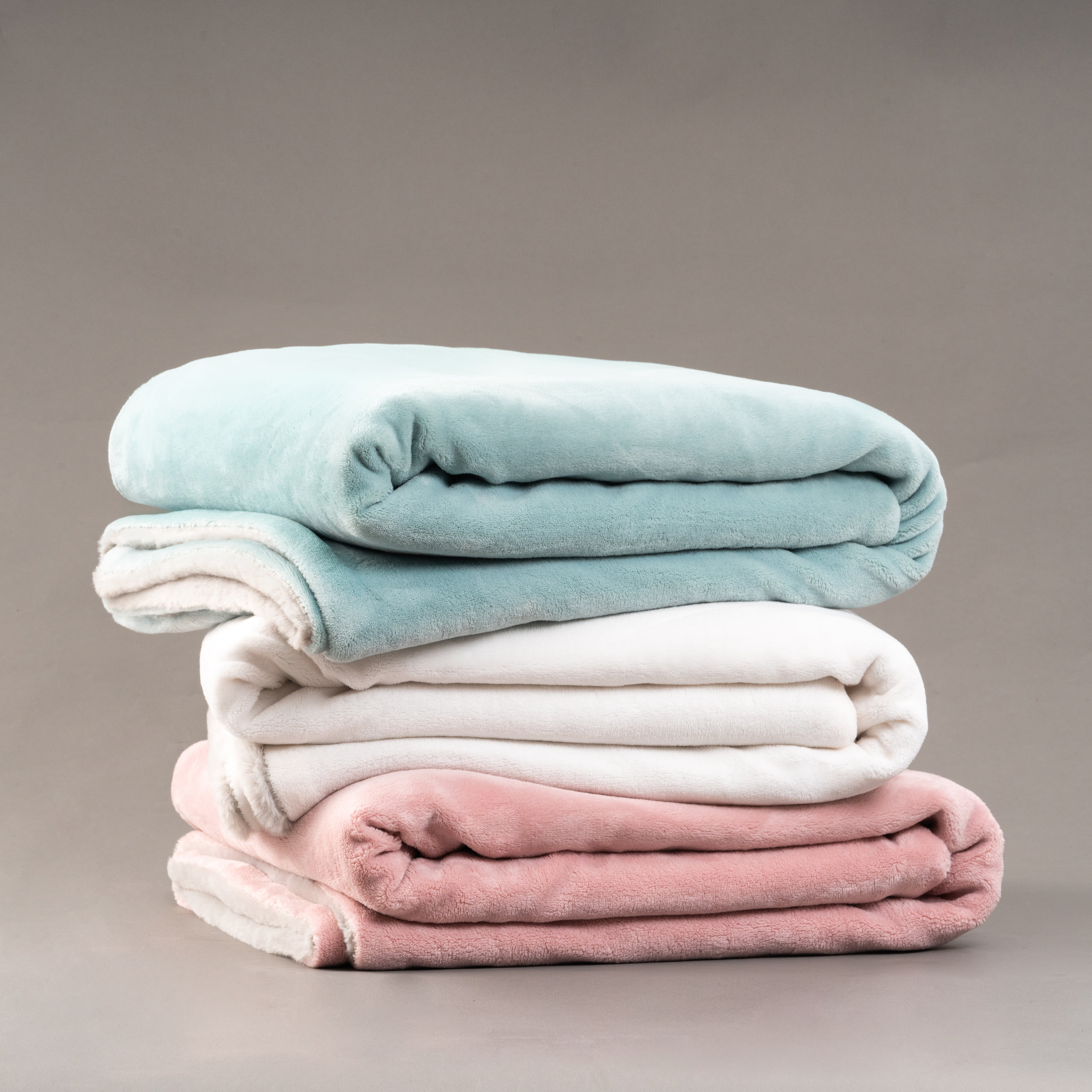 Mellowdy Faux Rabbit Fur Throw Blanket (Milky White, 50x60 inches) - Luxury, Silky, Fluffy Throw
