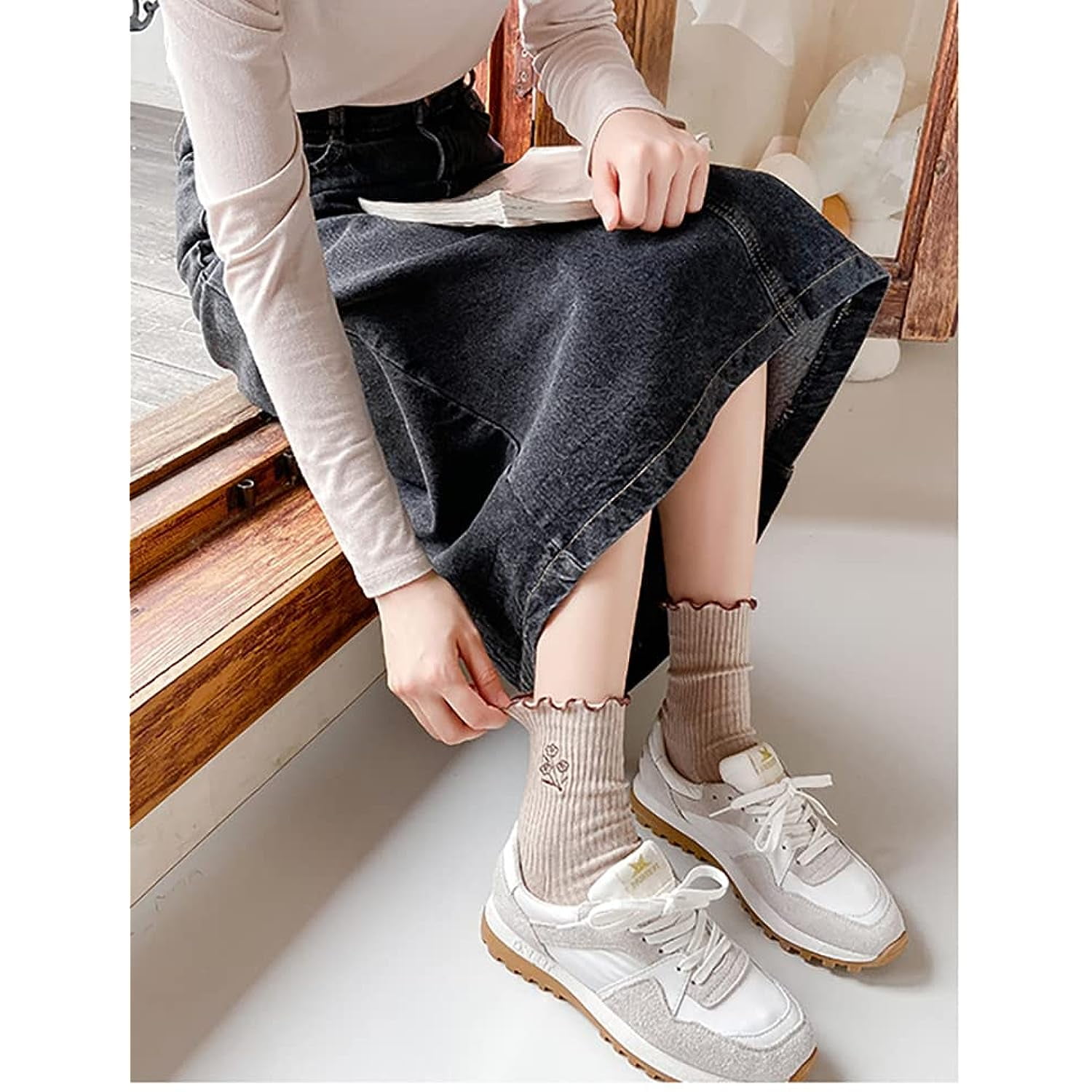 Holzlrgus Women Cute Ruffle Frilly Aesthetic Ankle Socks Flower Embroidery Turn Cuff Crew Cotton Socks Teen Girls