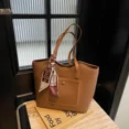 thumbnail image 2 of Bolso de mano para mujer 2024, nuevo bolso de hombro de lujo a la moda, bolso de hombro retro de gran capacidad, bolso para un solo hombre, 2 of 5