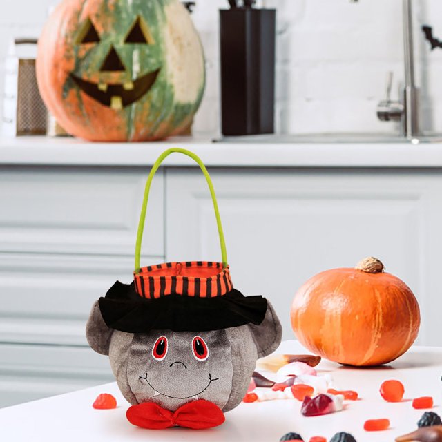 xihbxyly bolsa de dulces de halloween, bolsa de tela no tejida multicolor con forma redonda, cara sonriente bordada, ojos rojos, lazo rojo y asa verde, vista frontal centrada sobre mesa con calabazas y dulces; apta para pedir dulces, como bolsa de regalo o para almacenamiento en fiestas.
