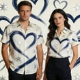 thumbnail image 2 of Chemise Unisexe à Manches Courtes avec Imprimé de la Saint-Valentin, Chemise Décontractée Boutonnée Assortie pour Couples avec Col Rabattu, Haut Graphique Coupe Régulière en Tissu Léger et Respirant pour Cadeaux des Fêtes et Sorties à Thème, 2 of 7