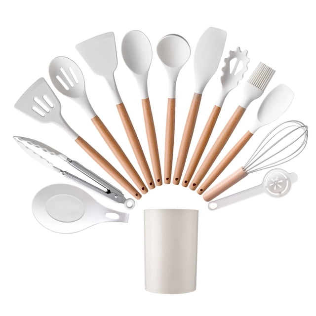 juego de 14 utensilios de cocina con mango de madera, utensilios de cocina de silicona, espátula, pinzas, soporte para cuchara, color blanco — Vista cenital de 14 utensilios blancos con cabezas de silicona y mangos de madera claros dispuestos en abanico alrededor de un soporte cilíndrico; incluye espátulas, cuchara ranurada, cuchara sólida, cucharón, raspador, clip para alimentos, batidor y cepillo para aceite. Peso aprox. 900 g. Apto para lavavajillas.