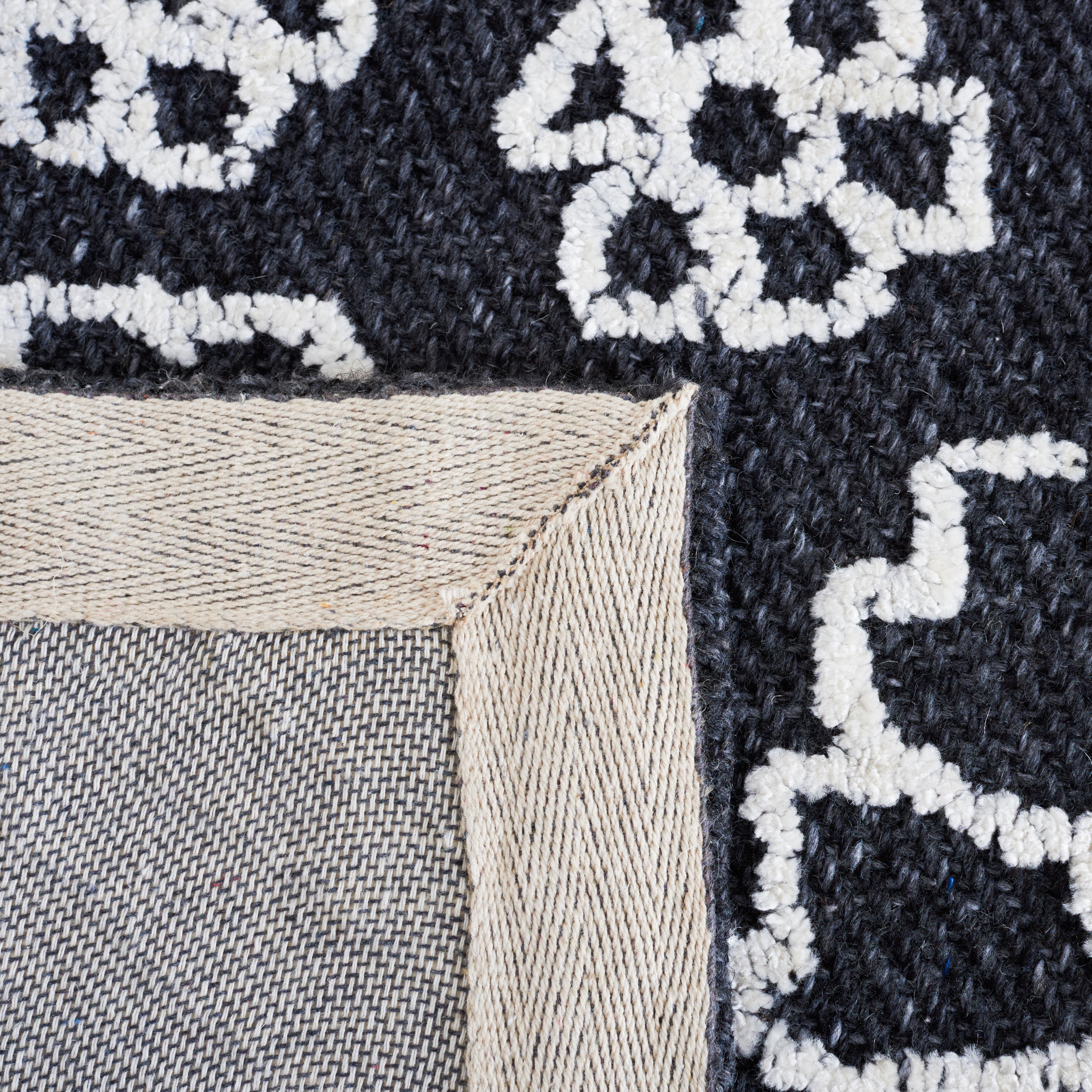 SAFAVIEH Marbella Zarif Floral Area Rug, Black/Ivory, 6' x 6' Square