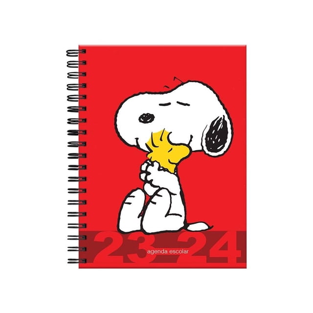 agenda escolar danpex tamaño esquela con espiral y calendario escolar 90 hojas rayadas snoopy rojo. Portada roja con ilustración grande de Snoopy abrazando a Woodstock, espiral negro en el borde izquierdo y banda inferior con los números 23 y 24; cuaderno tamaño escuela de 90 hojas rayadas para tomar notas, organizar tareas y consultar el calendario escolar, ideal para planificar el día.