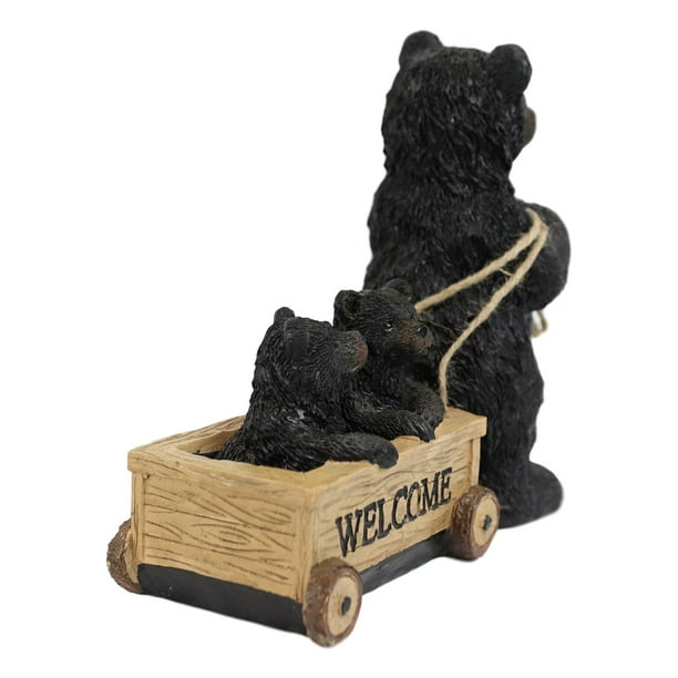 Mère ours noir rustique avec oursons assis dans une statue de bienvenue de  chariot en bois 