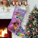thumbnail image 1 of Mia y Codie Tema: Calcetines de Navidad, fino lino blanco para colgar en escaleras y chimenea, decoración navideña para el hogar, regalo de Navidad. 45cm × 32cm, 1 of 5