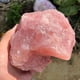 thumbnail image 3 of Piedra de cuarzo rosa 100 % natural, cristal en bruto, espécimen mineral curativo, roca en bruto, cuarzo rosa en bruto, 3 of 4