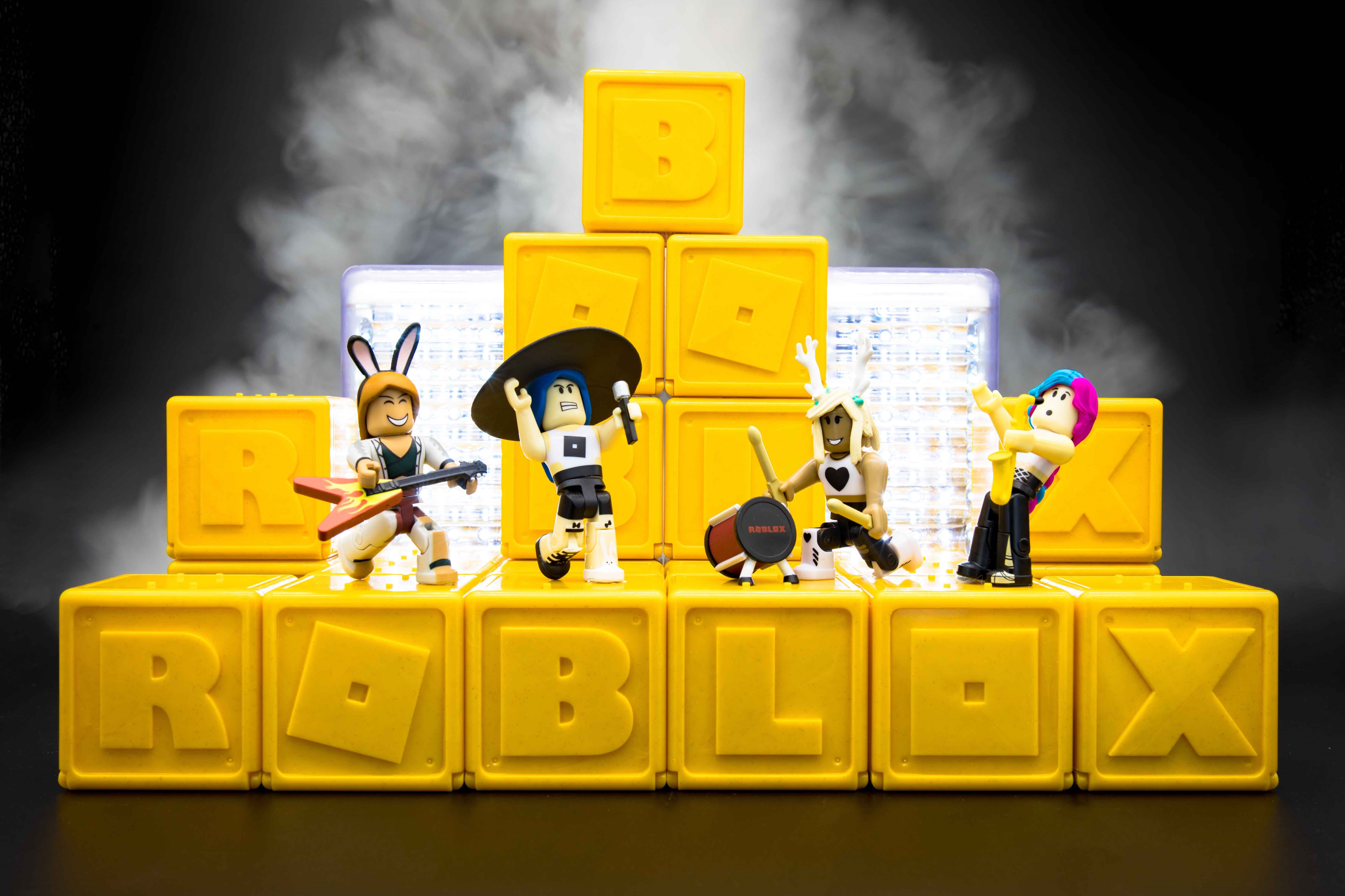 Roblox Celebrity Collection Superstars Four Figure Pack Includes Exclusive Virtual Item Walmart Com Walmart Com - roblox superstars toy