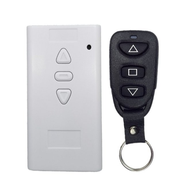 ac/dc 12v 24v 36v controlador de motor actuador lineal eléctrico motor interruptor de control remoto adelante atrás arriba abajo parada receptor blanco de ABS frontal con tres botones dirección y LED, acompañado de mando inalámbrico negro tipo llavero con tres botones y argolla metálica; especificado para 12–36 V y carga máxima 10 A, accesorio eléctrico adecuado para controlar actuadores lineales y a menudo usado como control remoto para ajustes de posición del actuador.
