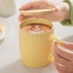 thumbnail image 5 of Taza de cerámica de 400 ml con rayas verticales es fresca y sencilla. Taza de desayuno con rayas verticales y tapa. Taza de café de oficina y taza de agua., 5 of 5