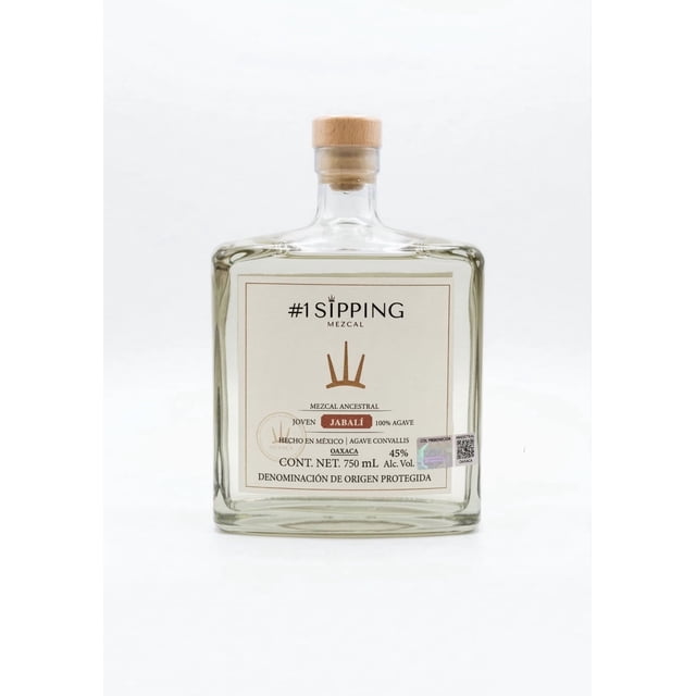 mezcal ancestral #1 sipping - jabalí (45% alc. vol.) botella cuadrada frontal con tapa de corcho, etiqueta crema con logotipo '#1 SIPPING MEZCAL' y corona dorada; etiqueta indica 'Jabalí', 45% alc. vol. y 750 ml; vidrio claro que muestra el contenido; notas según ficha: tierra quemada, cuero crudo y chile pasilla; botella frecuentemente usada en degustaciones.