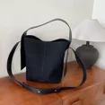 thumbnail image 4 of Bolsos de hombro tipo cubo con compartimento interior, bolsos de moda con hilo de coser, bolsos de gran oferta 2024 para mujer, bolsos de mano con cremallera suave para mujer, 4 of 5
