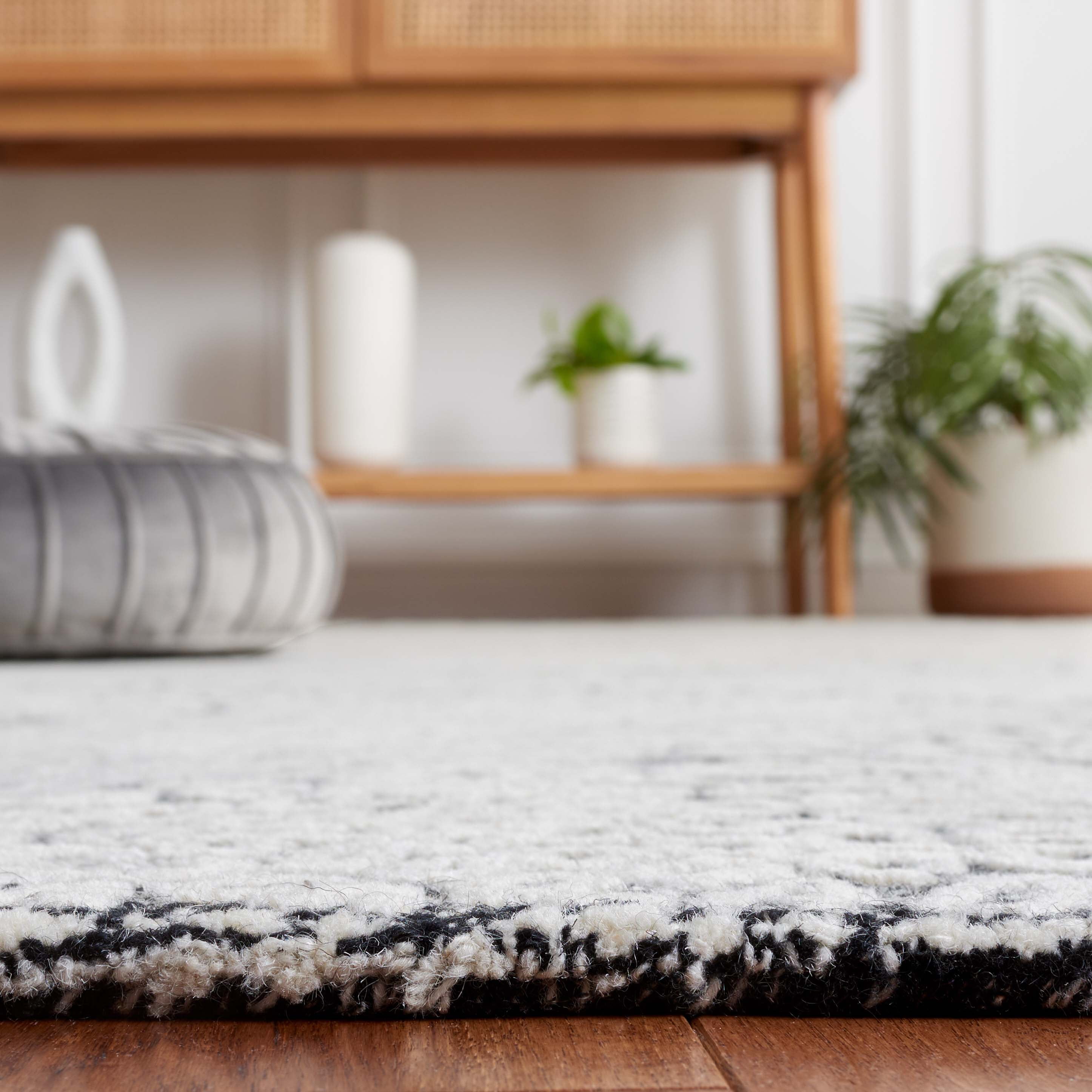 SAFAVIEH Ebony Abbott Floral Area Rug, Black/Ivory, 6' x 9'
