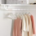 thumbnail image 3 of Juego de 50 Perchas de Terciopelo, 41.5 cm de Largo, con Ganchos Giratorios de 360°, para Camisas de Abrigo Completas, Rosa, 3 of 9