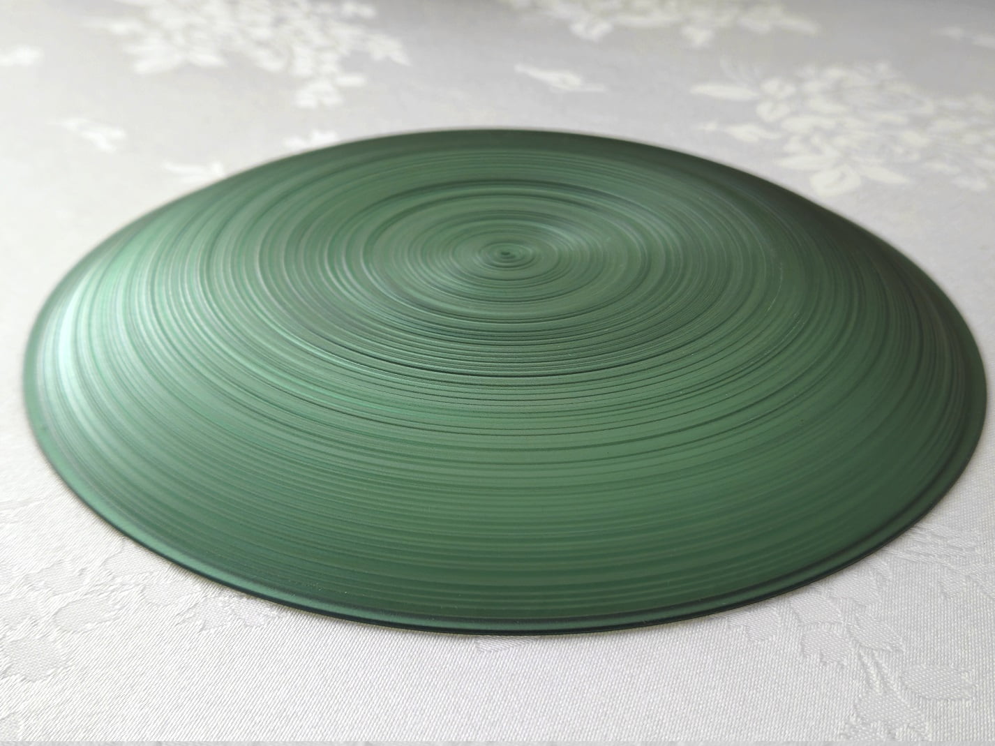 " OCCASIONS " 50 Plates Pack (25 Guests)-Wedding Party Disposable Plastic Plate Set -25 x 10'' Dinner + 25 x 7'' Salad & Dessert plates (Belize in Green & Gold)
