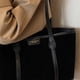 thumbnail image 3 of Bolso Hombro Gamuza Manilla para Mujeres, 3 of 9