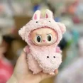 thumbnail image 2 of Mini ropa de muñeca de peluche, accesorios para la Corea, Labubu V1 V2, ídolo, fiesta sentada, suéter a rayas rosas y blancas, 2 of 5