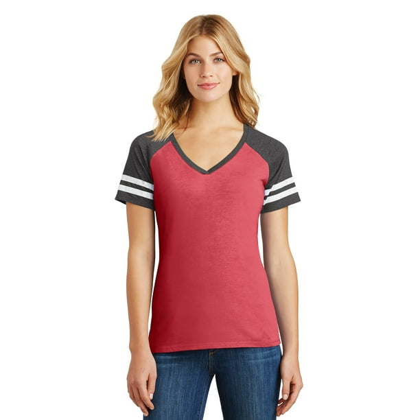 Camiseta con cuello en V de District ® Game para mujer. DM476 Distrito DM476