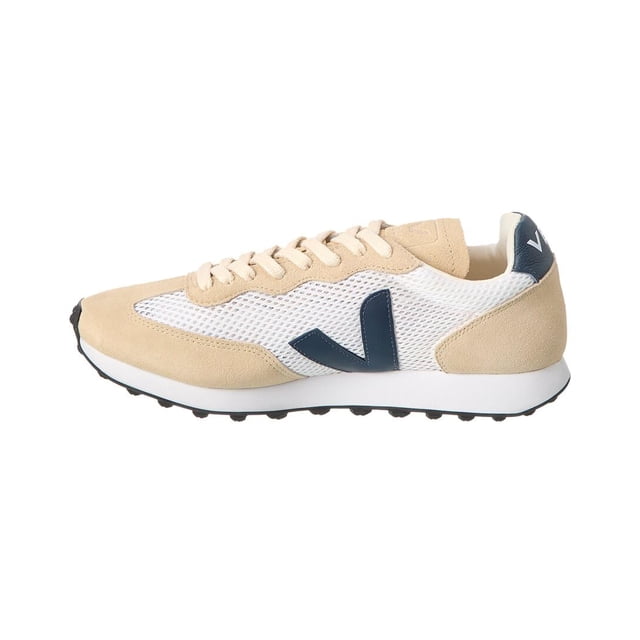 zapatilla veja rio branco lunar/nautico para mujer, talla 5 vista lateral derecha; zapatilla baja con puntera y refuerzos en gamuza color lunar, paneles de malla blanca, logo 'V' náutico en el costado, lengüeta acolchada y contrafuerte trasero con logo, suela blanca con banda negra dentada; suele usarse para uso casual y caminatas ligeras.