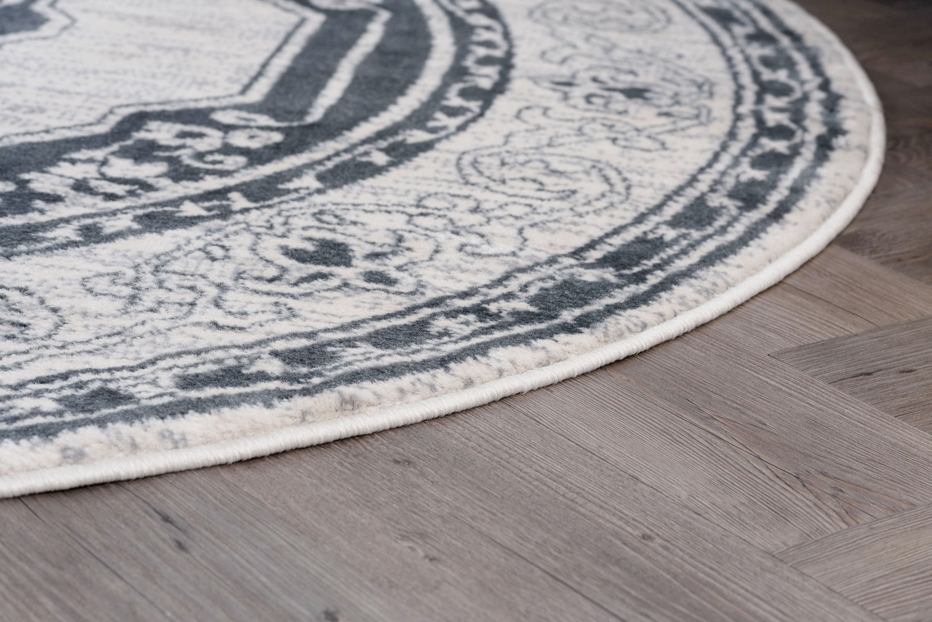 Madison Traditional 8' Round Gray and Cream Polypropylene Indoor Area Rug