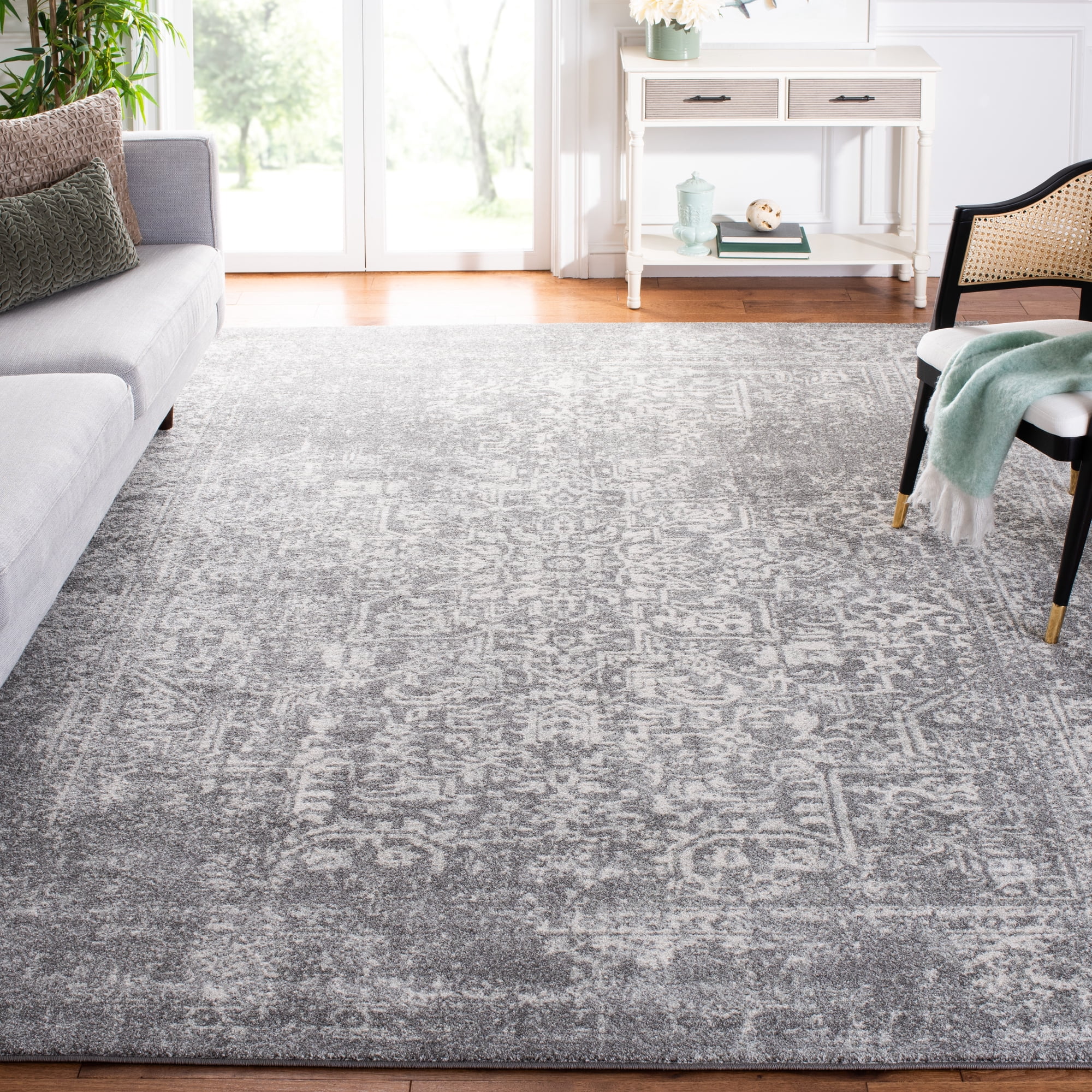 SAFAVIEH Square Rug 9 - Evoke Collection - Large - Traditional Design Silver & Ivory Non-Shedding & Easy Cleaning Ideal for Living Room Bedroom Dining Space