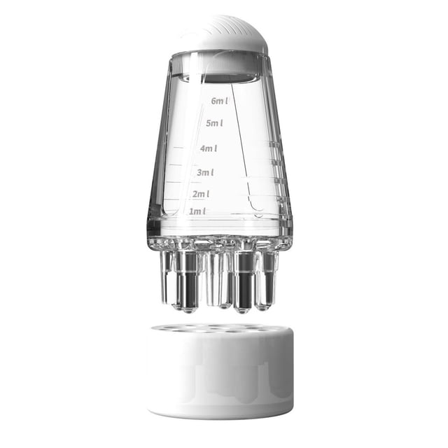 aplicador de aceite para cuero cabelludo, botella aplicadora de peine de raíz para cabello, aplicador de suero para el cabello adecuado para varios líquidos (blanco) Vista frontal centrada de la botella aplicadora blanca y transparente con marcas de medición 1–6 ml. Tapa blanda desmontada sobre la base antideslizante; cabezal con 5 dientes rodantes y 6 peines auxiliares para masajear y guiar el líquido a la raíz. Cuerpo con boquilla de llenado de 22 mm y tiras antideslizantes, diseño compacto y portátil apto para aplicar esencias y sueros directamente al cuero cabelludo.