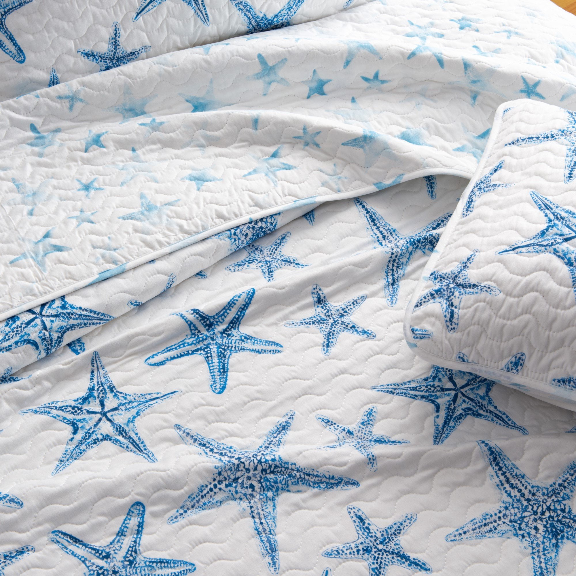 Great Bay Home Coastal Beach Reversible Reversible Quilt Set With Shams  (Full / Queen, Trinidad - Blue)