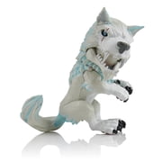 لعبة Dire Wolf من Fingerlings - Blizzard (أبيض وأزرق) - لعبة جماعية تفاعلية - بواسطة WowWee Electronic Pet