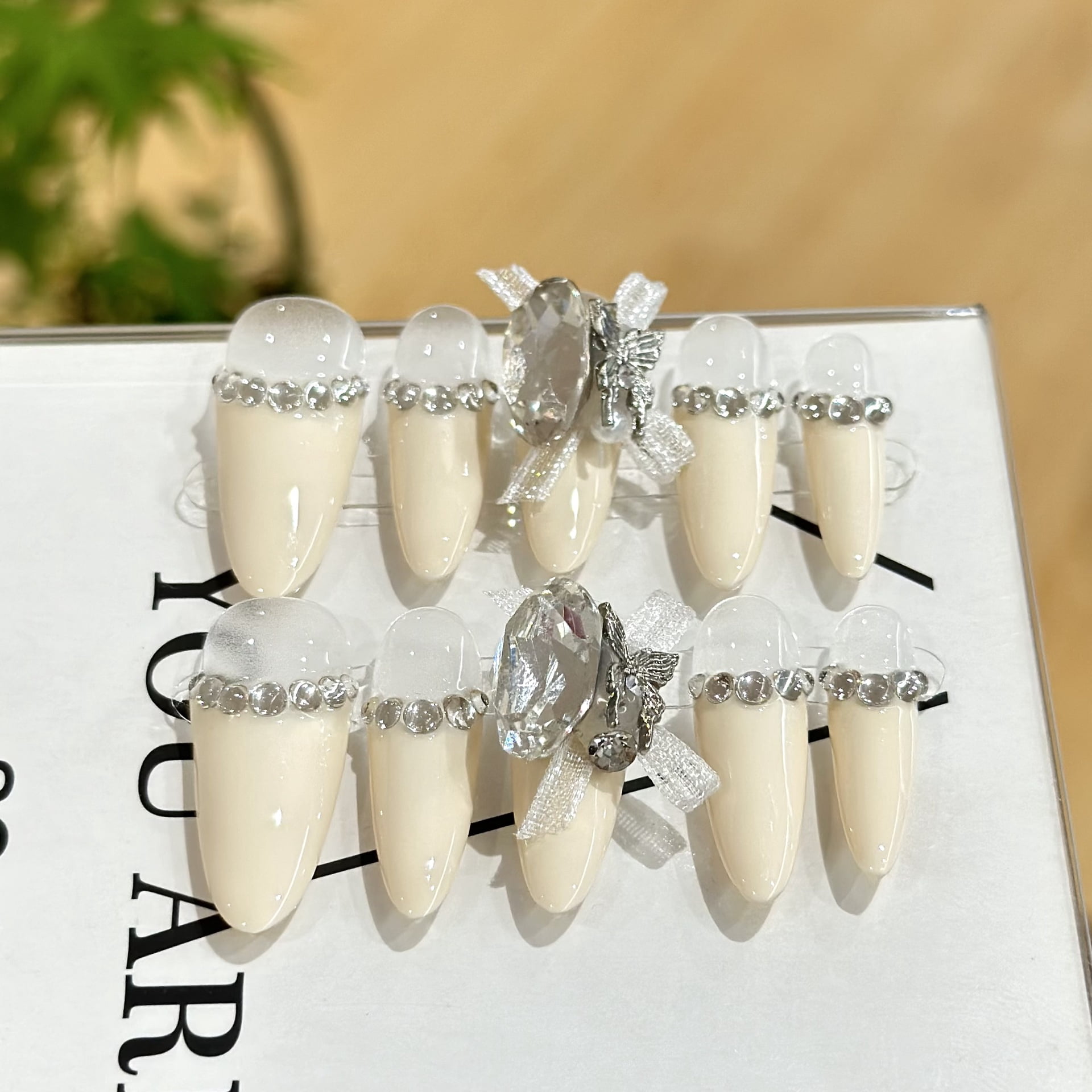 Purely hand-worn nail white, rich and beautiful French gentle and cute high-end nail art removable phototherapy nail sticker finished product