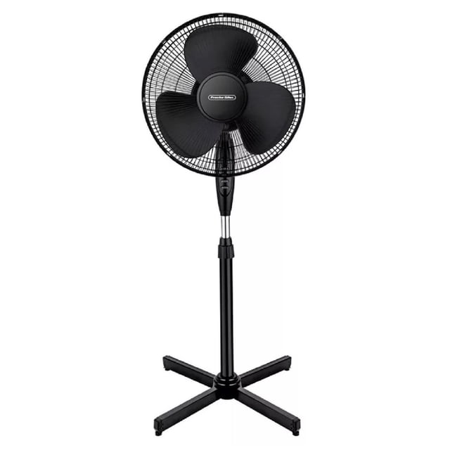 ventilador de pedestal proctor silex 16 pulgadas 3 velocidades color negro, vista frontal centrada con aspas de tres palas y rejilla protectora circular; tubo ajustable, base de 4 puntos y control maestro visibles, con gran oscilación. A menudo se usa para refrescar habitaciones interiores durante olas de calor.