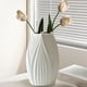 thumbnail image 4 of de 2 Jarrones de Flores Blancas/ Accesorios de Decorativos Hechos Secas, 4 of 9