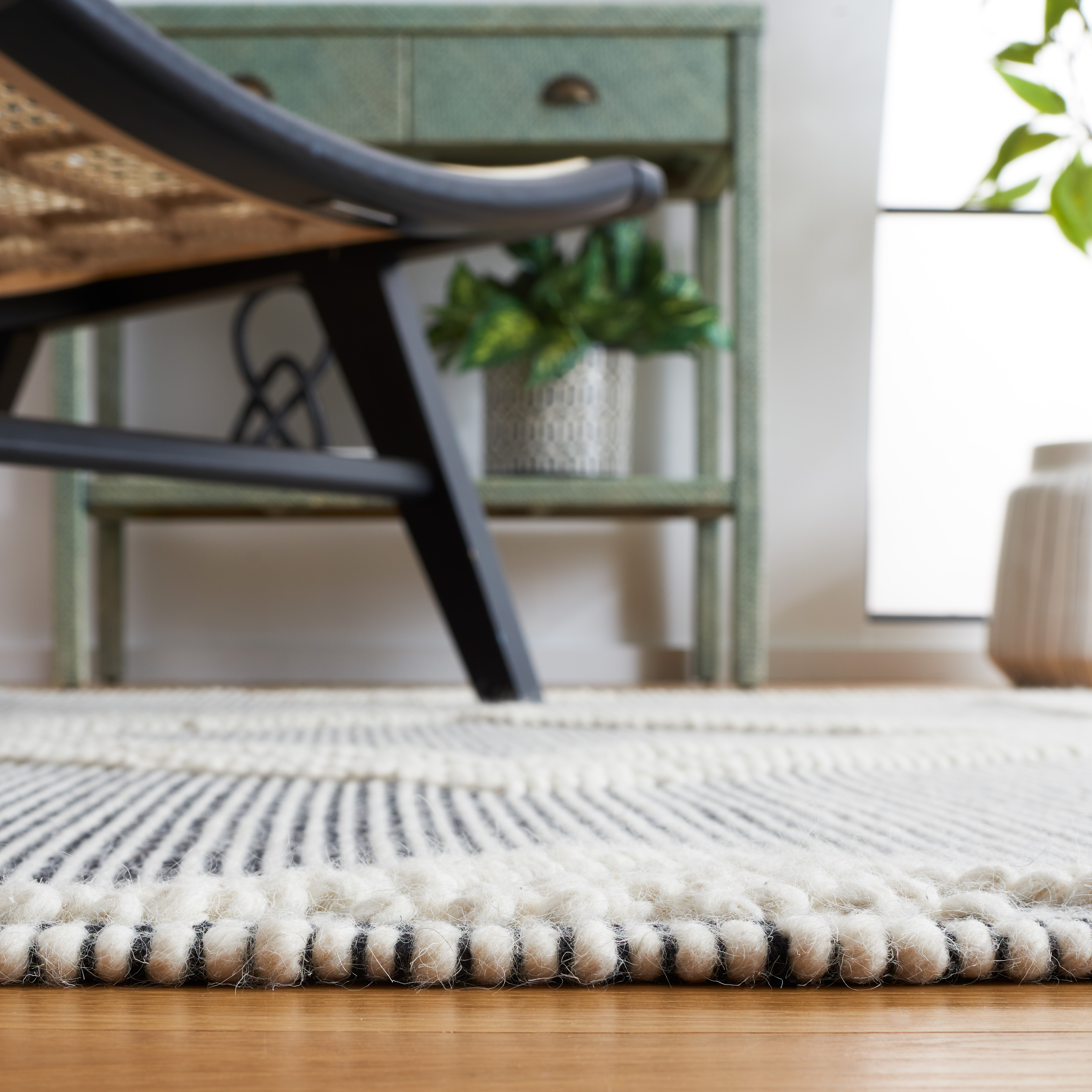 SAFAVIEH Marbella Annabelle Diamond Area Rug, Ivory/Black, 4' x 6'