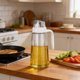 thumbnail image 1 of Aparatos de cocina, accesorios, utensilios y herramientas de cocina. Botella dispensadora de aceite de oliva de vidrio a prueba de fugas con asa antideslizante, automática y con tapón. Botella dispens, 1 of 7