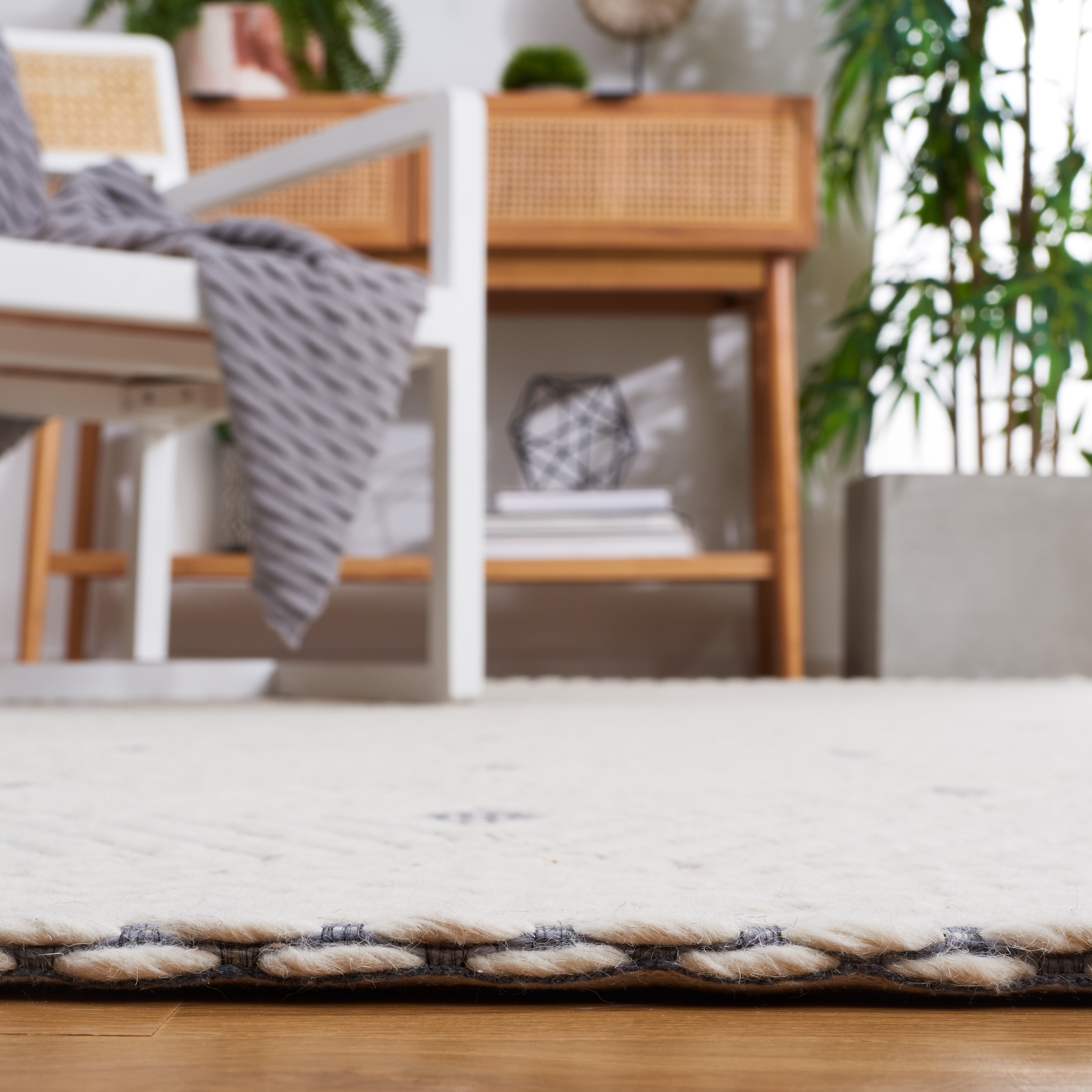 SAFAVIEH Marbella Lorelle Diamond Area Rug, Ivory/Grey, 6' x 9'