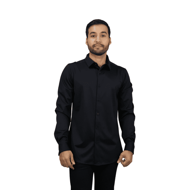 camisa caballero platini mx047 negro 1 pz camisa de manga larga negra con corte moderno, vista frontal centrada; botones al frente y en puños, cuello clásico doblado, tejido liso y transpirable, silueta recta sobre modelo con fondo blanco; versátil para eventos formales o uso diario con jeans.