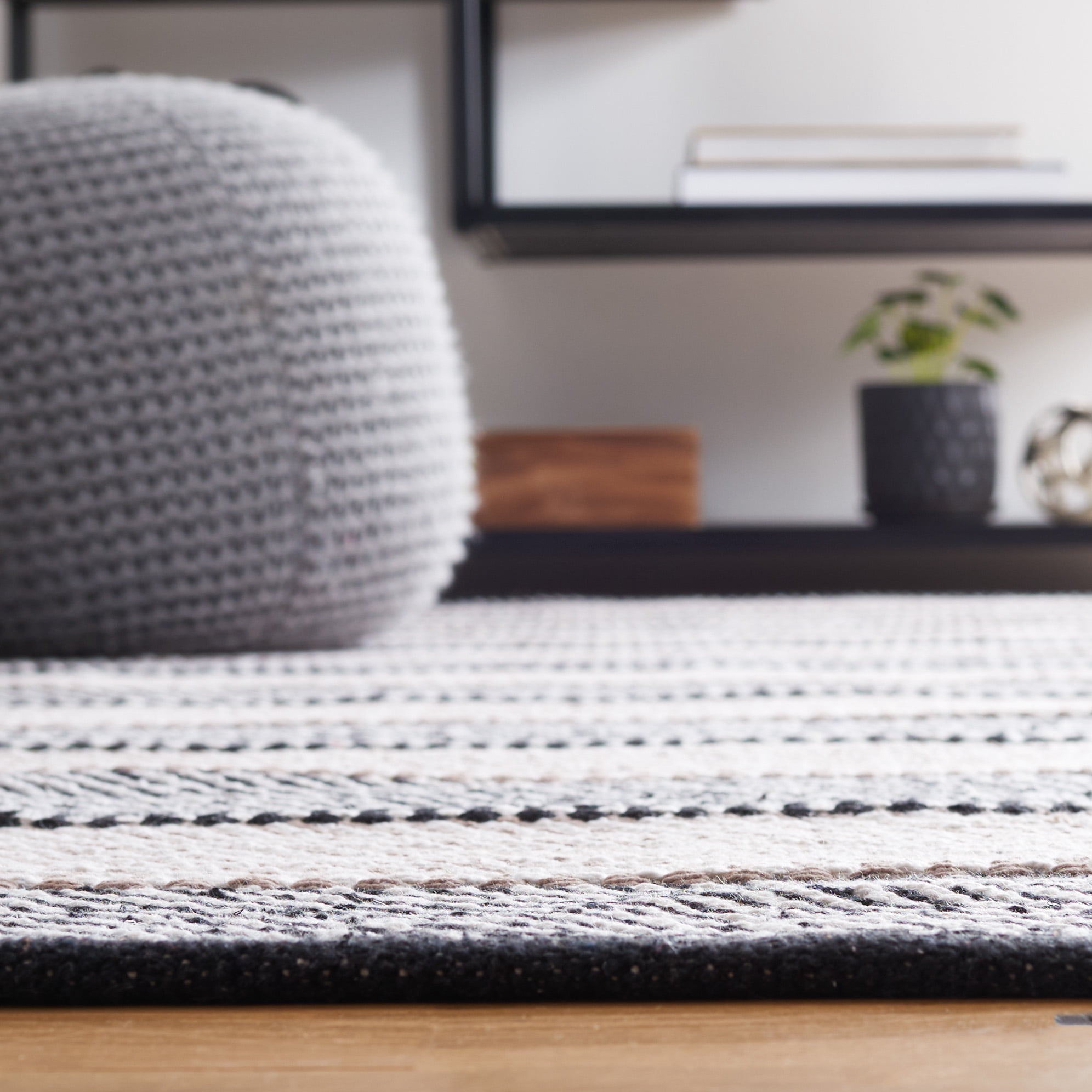 SAFAVIEH Striped Kilim Yadira Striped Cotton Area Rug, Ivory/Black, 4' x 6'