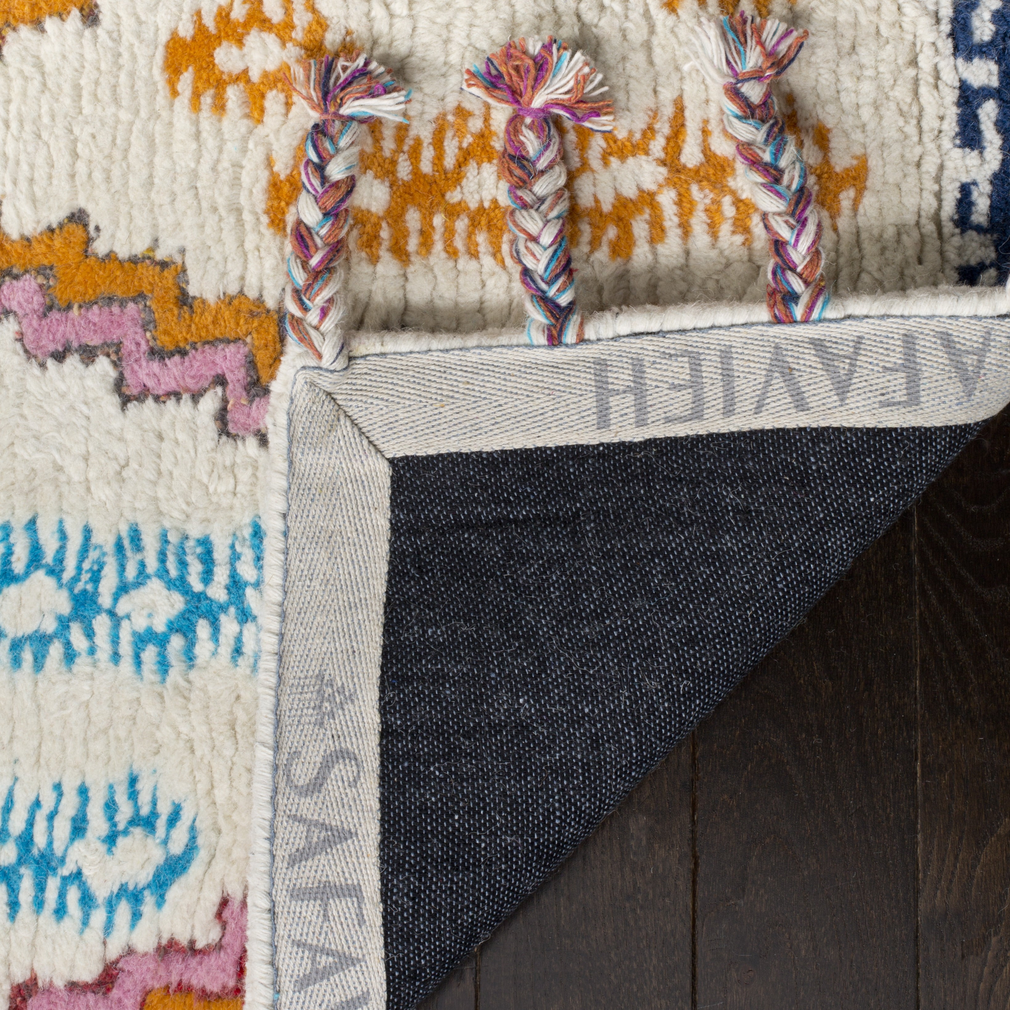 SAFAVIEH Casablanca Frances Aztec Runner Rug, Ivory/Multi, 2'3" x 8'