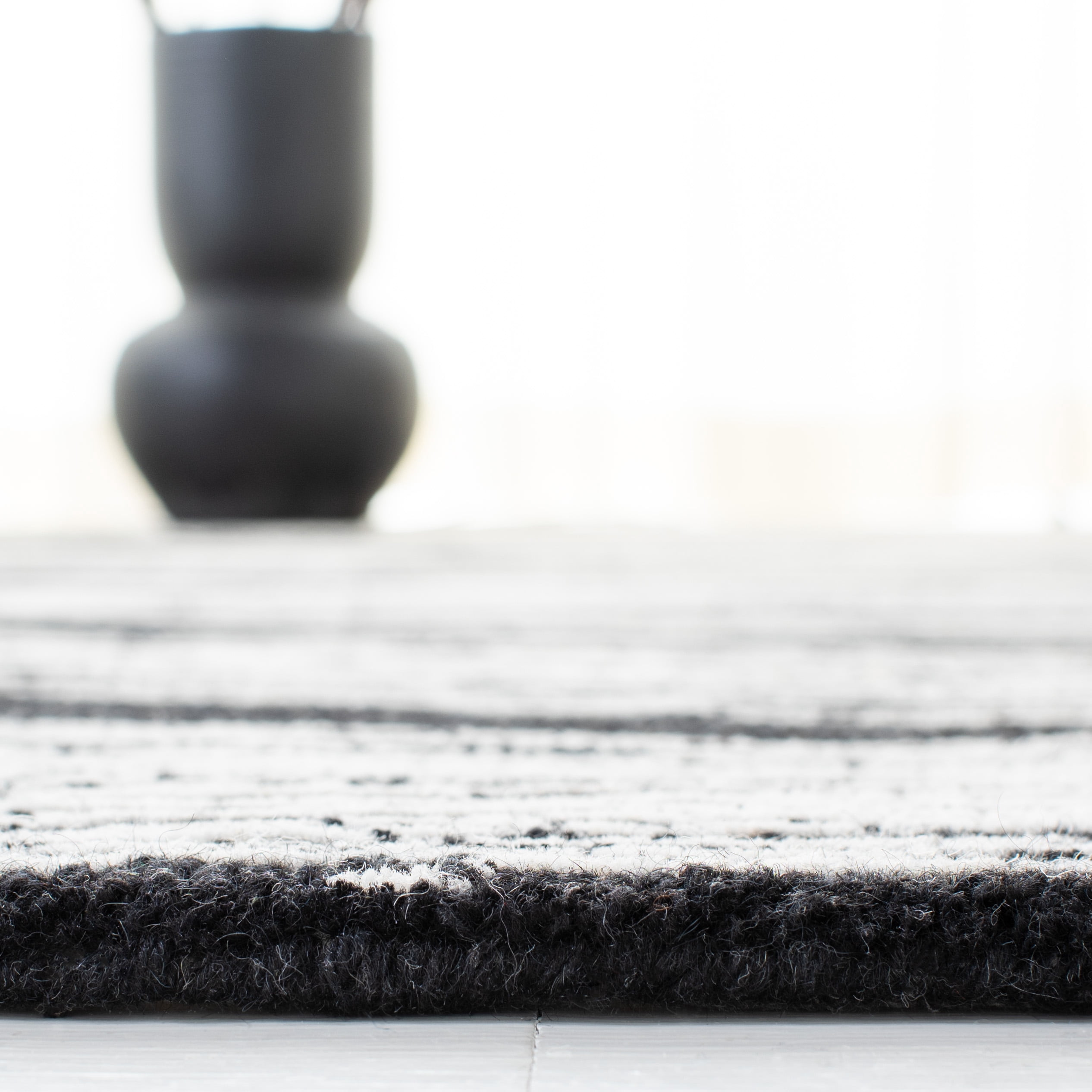 SAFAVIEH Metro Bridget Abstract Area Rug, Black/Ivory, 4' x 6'