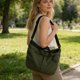 thumbnail image 5 of Bolso bandolera grande para mujer, bolso de hombro tipo tote de lona para el día a día, viajes, trabajo y compras: bolso versátil e informal., 5 of 6
