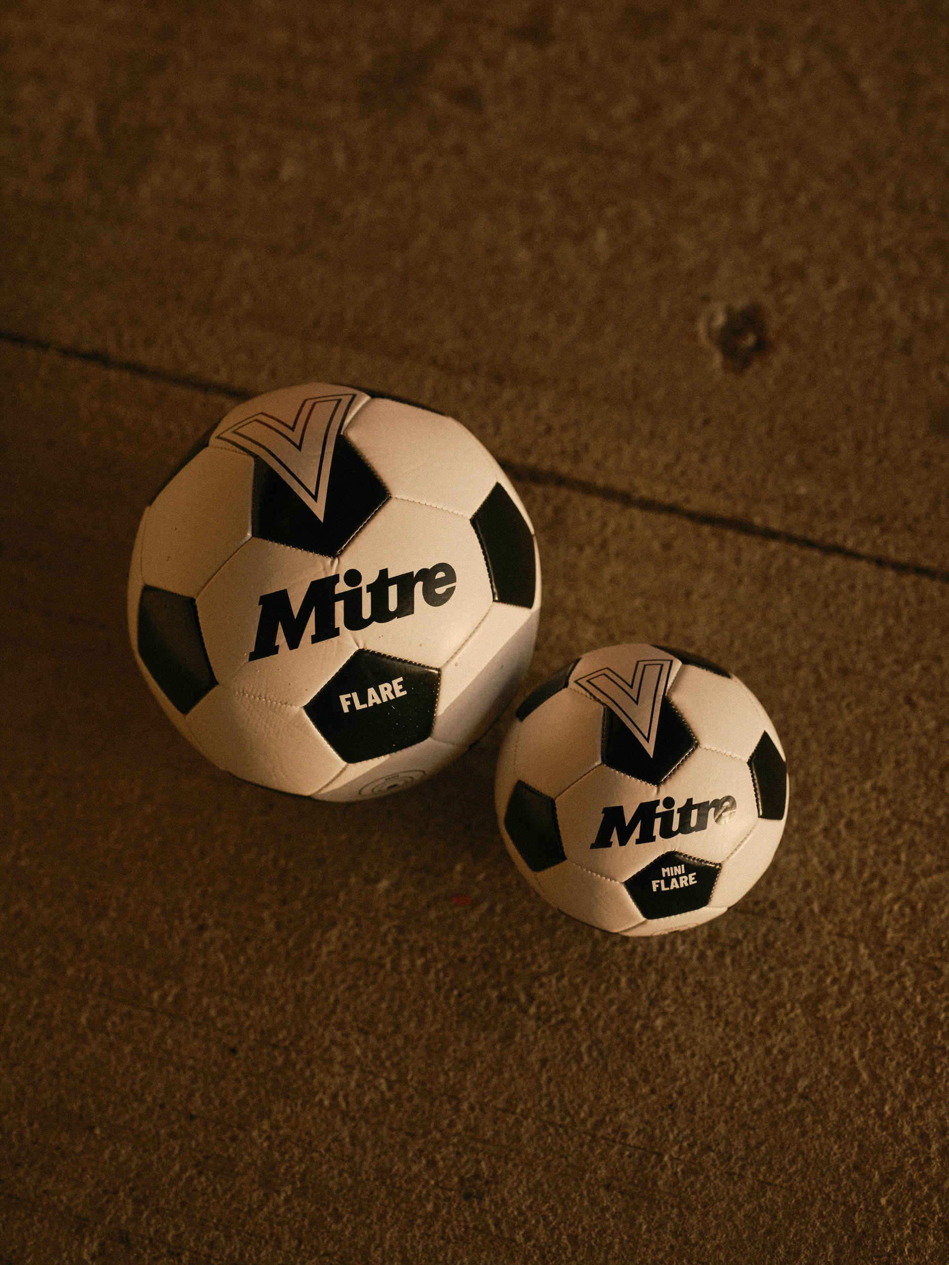 Mitre Unisex Recreation Soccer Ball - Durable Machine-Stitched 32-Panel Construction - Soft-Touch Feel - Versatile Play on Grass & AstroTurf - Available in Sizes 3, 4 & 5