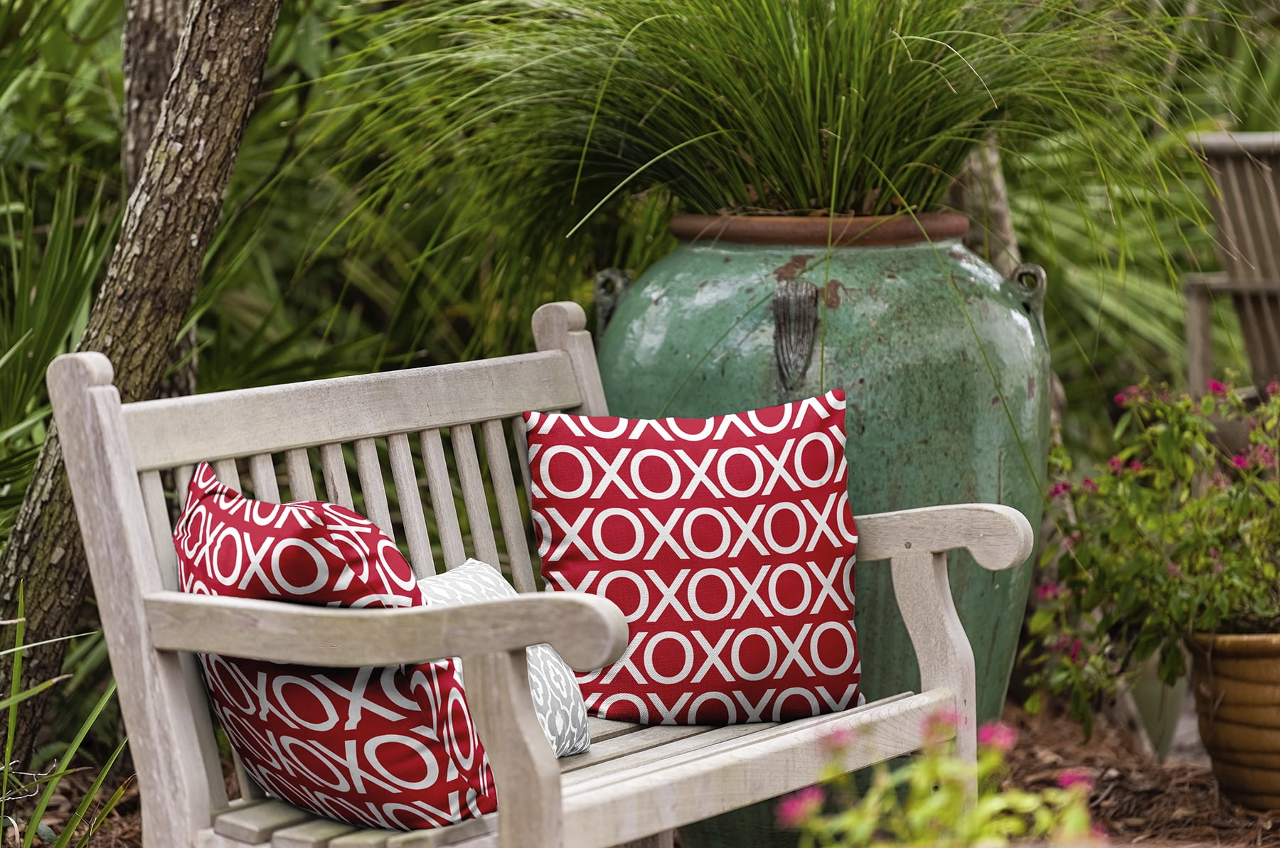 Simply Daisy 16" x 16" Hugs and Kisses Polyester Indoor/Outdoor Pillow, Red (1 count)