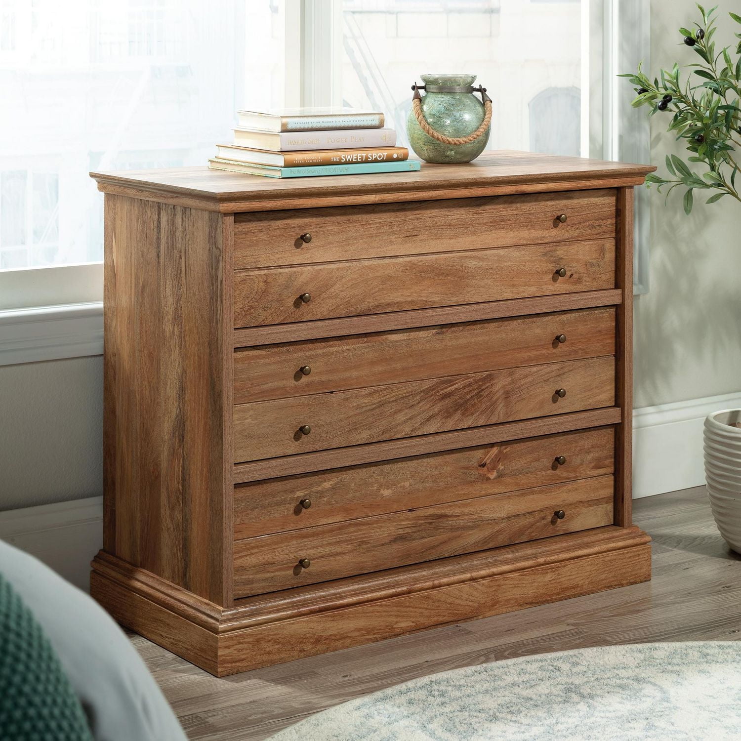 Sauder La Collection Barrister Lane Commode 3 Tiroirs en Finition Sindoori Mango