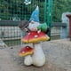 thumbnail image 3 of Estatua De Gnomo De Jardín - Estatuilla De Gnomos De Primavera De Resina Con Cartel De Bienvenida Sentado En La Estatua De Setas, Decoraciones Al Aire Libre Para Jardín Patio Césped,gnom esquí esquí Gafas de esquí, 3 of 5