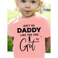 thumbnail image 1 of Camiseta de algodón rosa para niña "Ain't No Daddy Like The One I Got". Suave, cómoda e informal, con diseño de corazón y rayo. Lavable a máquina. Corte holgado, cuello redondo y manga corta., 1 of 6