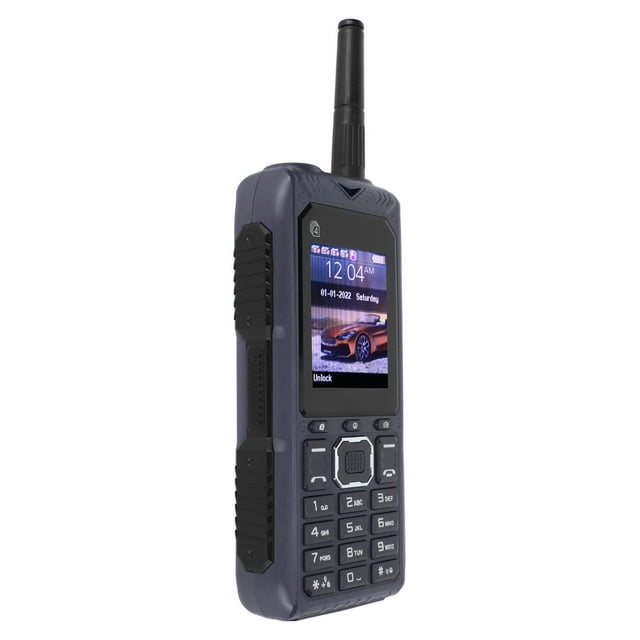teléfono celular para personas mayores desbloqueado,teléfono celular para personas mayores desbloqueado teléfono celular para personas mayores g diseño retro a prueba de futuro modelo S555 Pro, vista 3/4 frontal con antena desmontable extendida; carcasa rígida gris oscuro, pantalla de 2.2 pulgadas mostrando hora, teclado numérico con botones grandes, linterna lateral y clip trasero, puerto micro USB y conector de 3.5 mm visibles, dimensiones aprox. 137.8 x 59 x 24.5 mm. Soporta hasta 4 SIM y microSD (según especificación) y cuenta con botón SOS; suele usarse también como teléfono de respaldo en viajes.