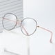 thumbnail image 2 of Gafas anti-luz azul Kickoff para mujer, gafas planas, marco de Metal cuadrado Retro de estilo coreano para hombre, 2 of 5