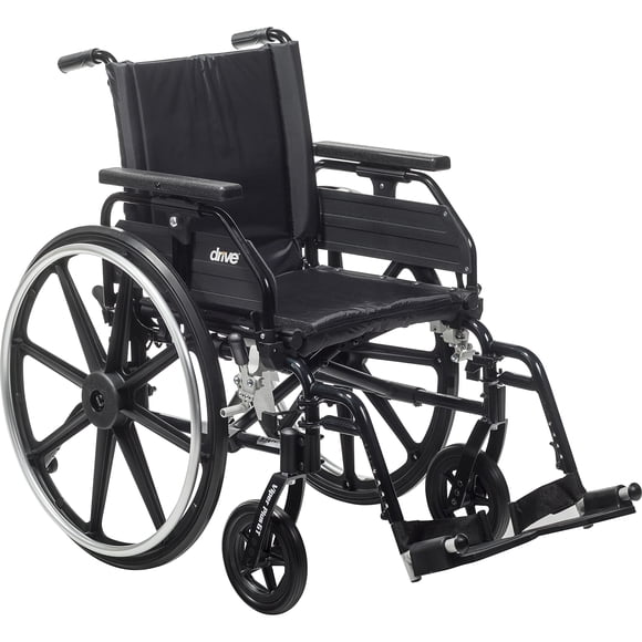 Silla de ruedas Drive Medical Viper Plus GT con reposabrazos universales, reposapiés abatibles, asiento de 50 cm, armazón verde oscuro y tapizado negro.