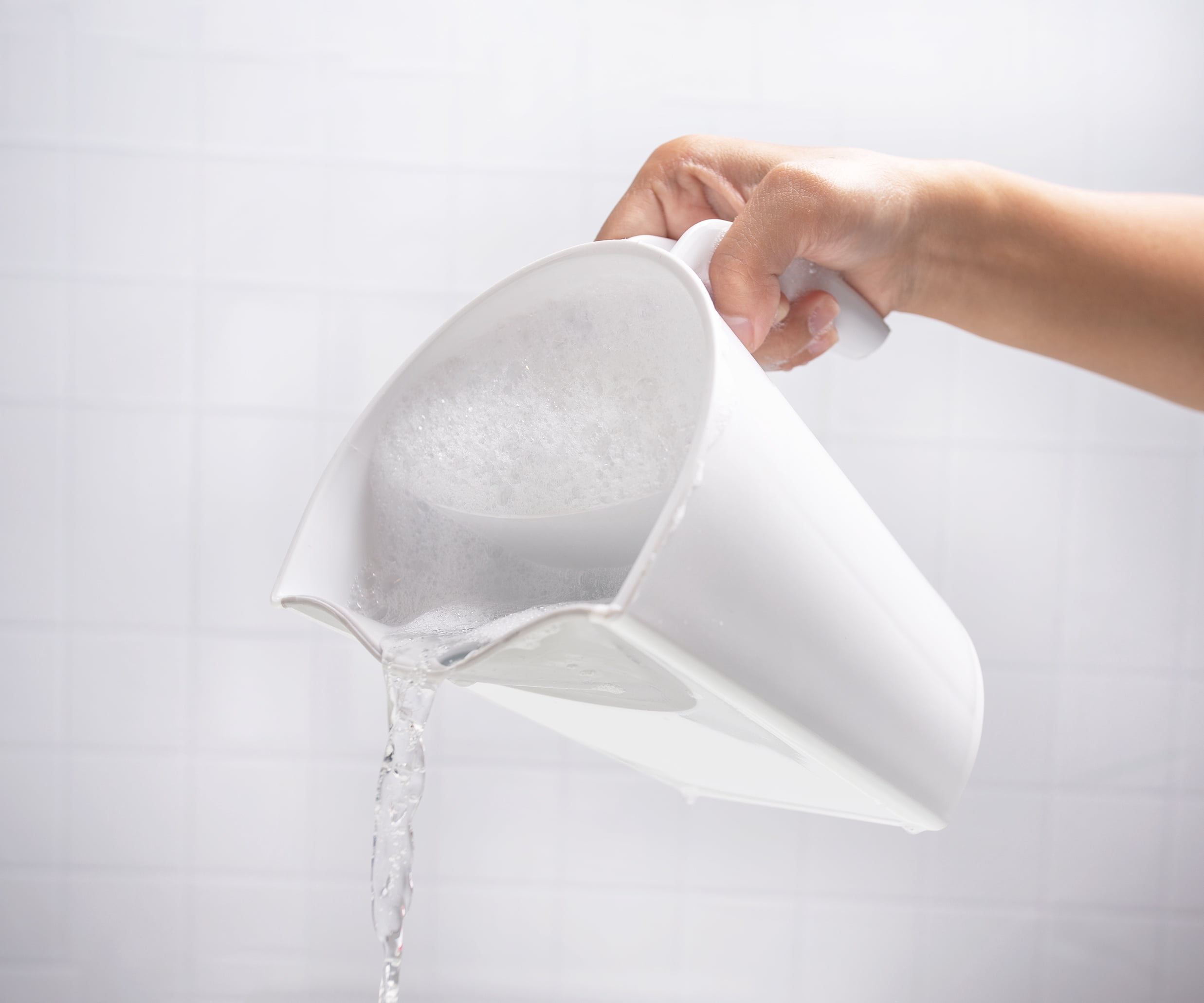 Bizzu Bath Rinse Cup Bath Time, White, Easy Grip Handle, Shampoo Rinse Cup